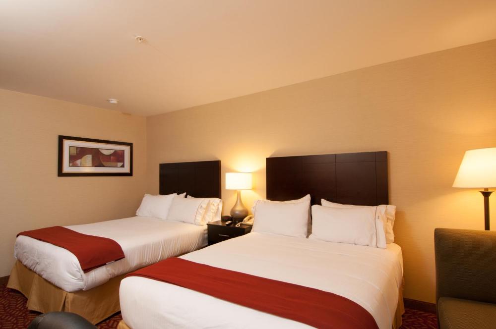 Standard Room with Two Queen Beds interior